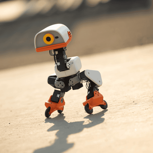 หุ่นยนต์ Microduck MD-01 ขณะใส่ล้อสเก็ตจากชุด Accessory Pack