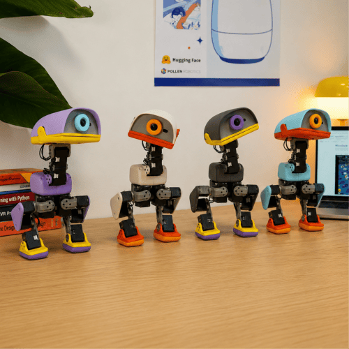 หุ่นยนต์ Microduck MD-01 ทั้งสี่สียืนเรียงกันบนโต๊ะ